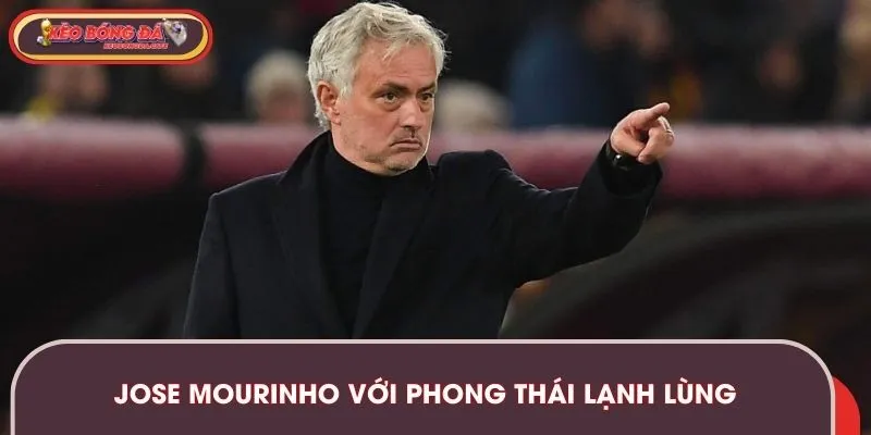 Jose Mourinho với phong thái lạnh lùng bên đường biên sân cỏ